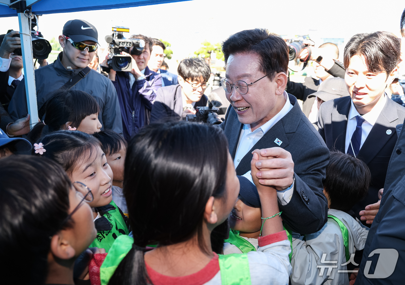 (익산=뉴스1) 이재명 기자 = 이재명 대통령이 22일 전북 익산 왕궁초등학교에서 열린 가을 행복학교 체육한마당에서 어린이들과 인사를 나누고 있다. (청와대통신사진기자단) 2026 …