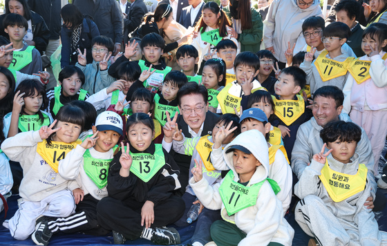 이재명 대통령 '어린이들과 함께'
