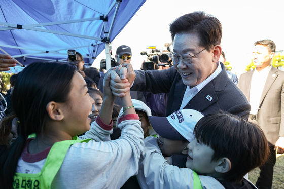 어린이들과 인사 나누는 이재명 대통령