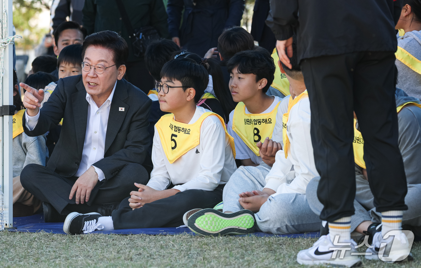 왕궁초 현장에서 학생들과 대화를 나누는 모습