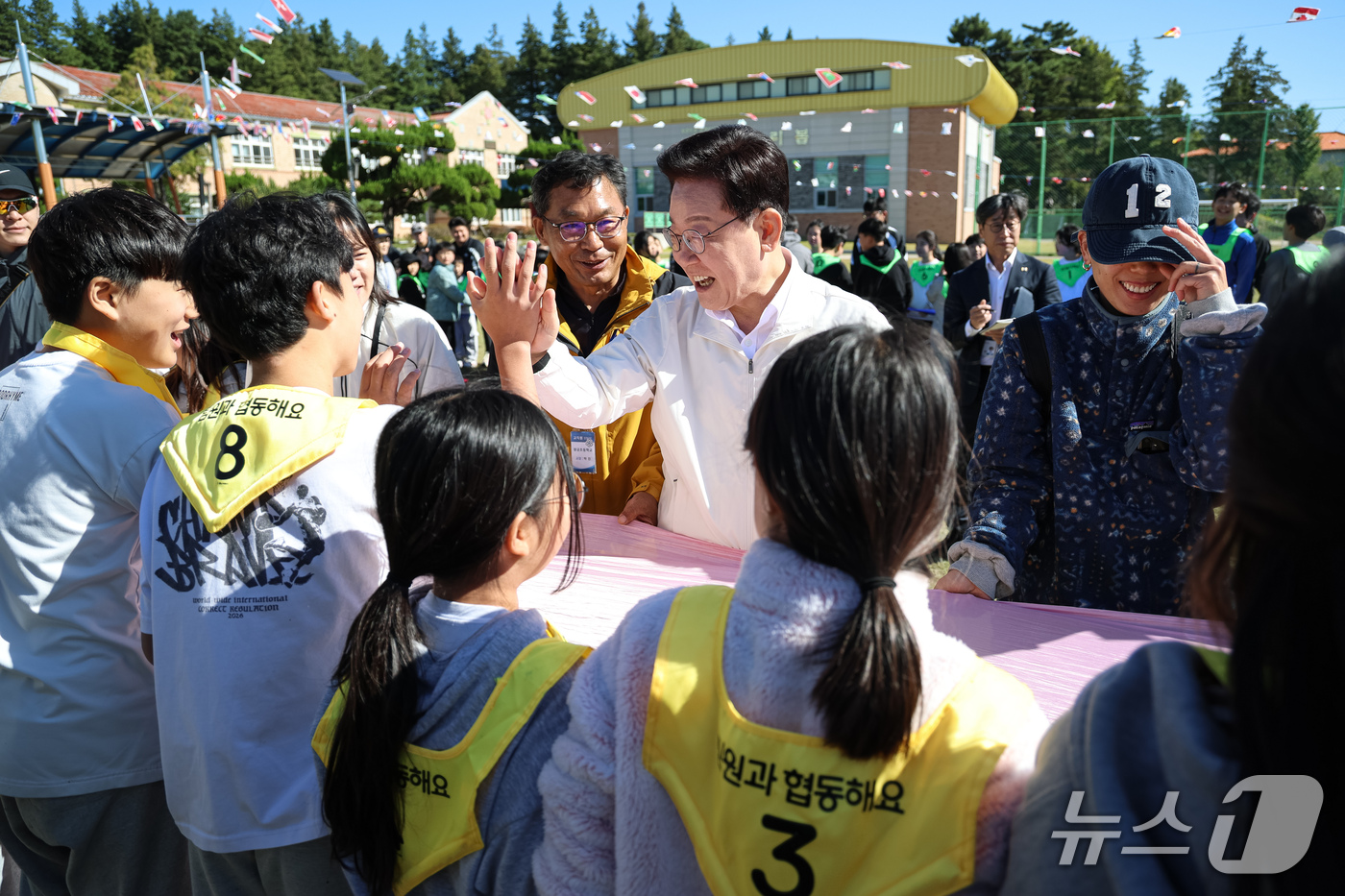 (익산=뉴스1) 이재명 기자 = 이재명 대통령이 22일 전북 익산 왕궁초등학교에서 열린 가을 행복학교 체육한마당에서 한 어린이와 하이파이브를 하고 있다. (청와대통신사진기자단) 2 …