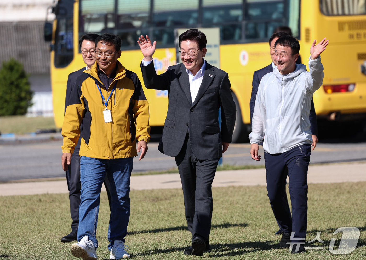 왕궁초 행사에 함께 방문한 이재명 대통령과 한병도 의원