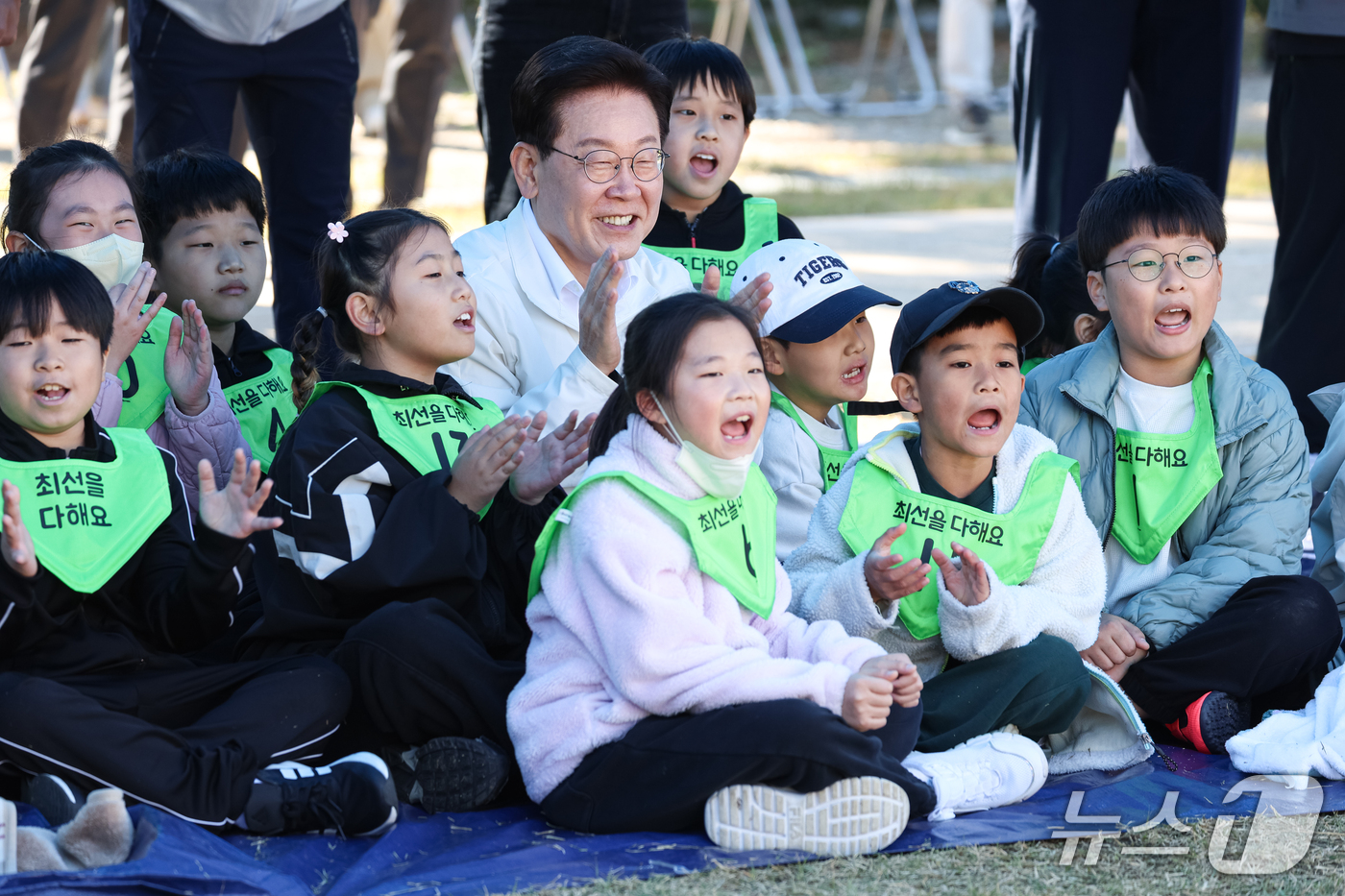 (익산=뉴스1) 이재명 기자 = 이재명 대통령이 22일 전북 익산 왕궁초등학교에서 열린 가을 행복학교 체육한마당에서 어린이들과 함께 응원을 하고 있다. (청와대통신사진기자단) 20 …