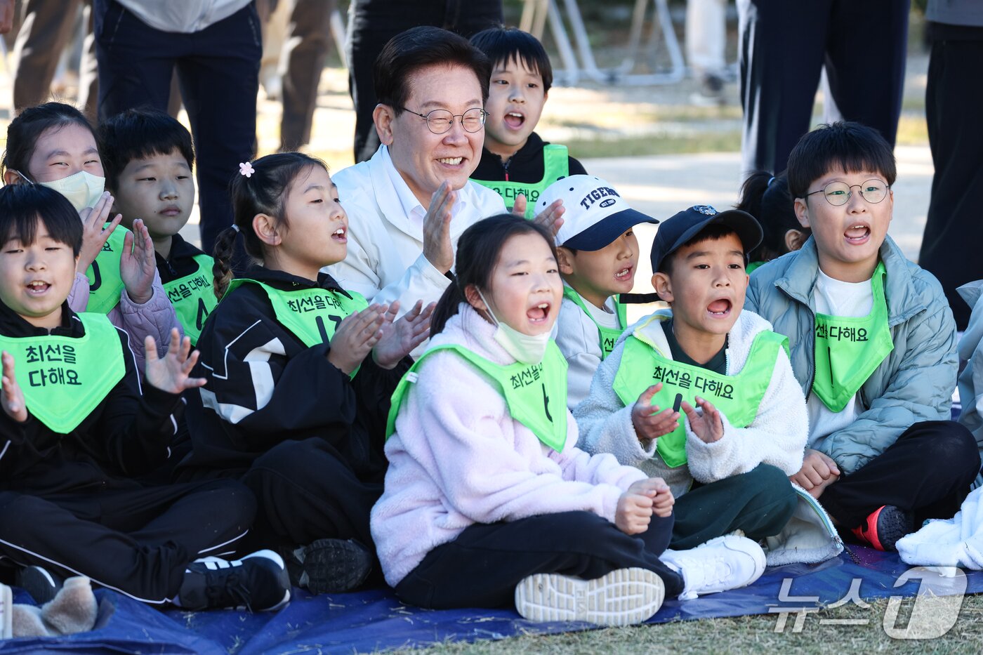본문 이미지 - 이재명 대통령이 22일 전북 익산 왕궁초등학교에서 열린 가을 행복학교 체육한마당에서 어린이들과 함께 응원을 하고 있다. (청와대통신사진기자단) 2026.10.22 ⓒ 뉴스1 이재명 기자