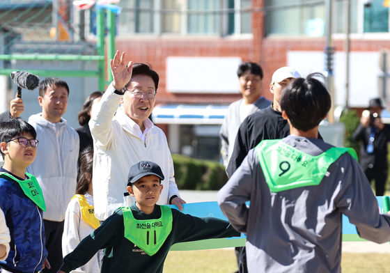 이어달리기 응원하는 이재명 대통령