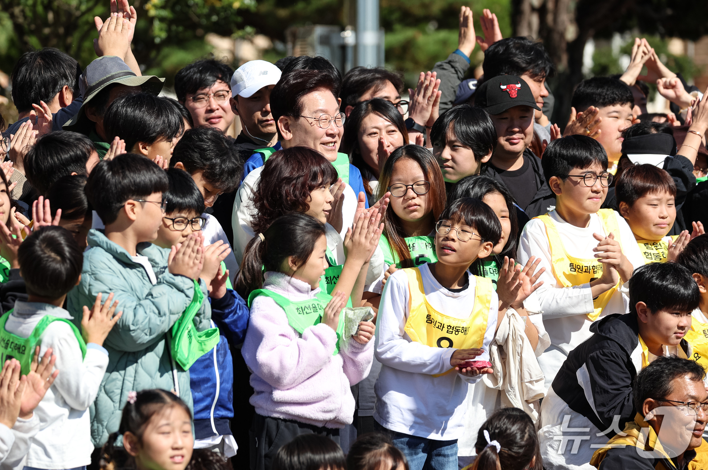 (익산=뉴스1) 이재명 기자 = 이재명 대통령이 22일 전북 익산 왕궁초등학교에서 열린 가을 행복학교 체육한마당에서 어린이들과 함께 기념촬영을 하고 있다. (청와대통신사진기자단) …
