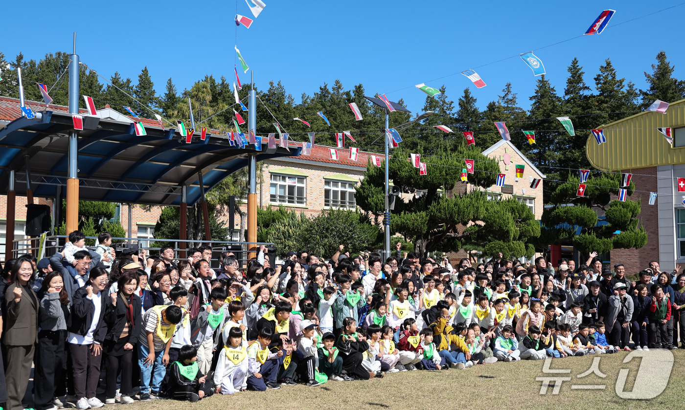(익산=뉴스1) 이재명 기자 = 이재명 대통령이 22일 전북 익산 왕궁초등학교에서 열린 가을 행복학교 체육한마당에서 어린이들과 함께 기념촬영을 하고 있다. (청와대통신사진기자단) …
