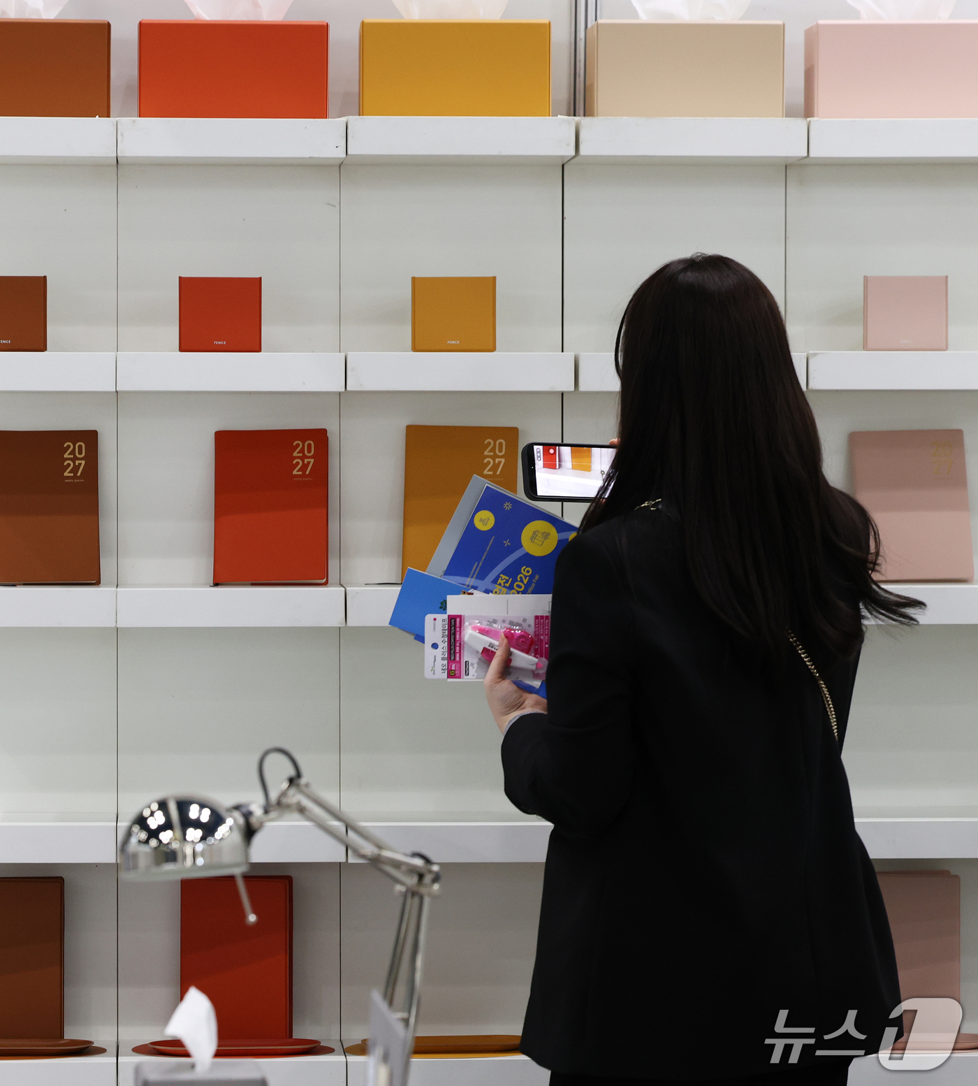 (서울=뉴스1) 오대일 기자 = 22일 서울 강남구 코엑스에서 막을 올린 제37회 서울국제문구사무용품전시회에서 방문객이 2027년 다이어리를 살펴보고 있다.'문구생활산업의 새로운 …