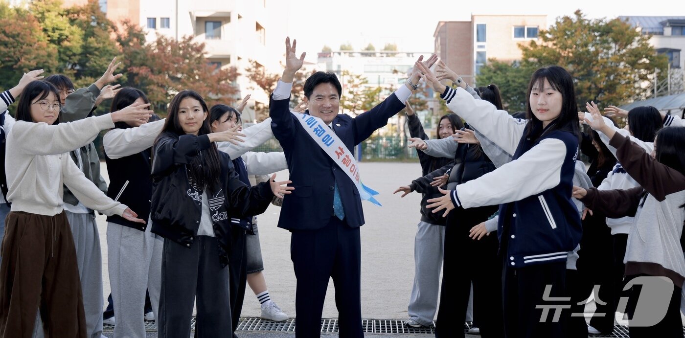 본문 이미지 - 21일 신가중학교에서 열린 교육활동 보호 캠페인에서 김대중 교육감이 학생 대표들과 함께 기념촬영을 하고 있다.(전남광주통합특별시교육청 제공, 재판매 및 DB 금지)/뉴스1 