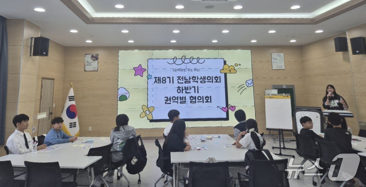 본문 이미지 - 학생의원들이 정책 제안 내용을 검토·토론하고 있다.(전남광주통합특별시교육청 제공, 재판매 및 DB 금지)/뉴스1 