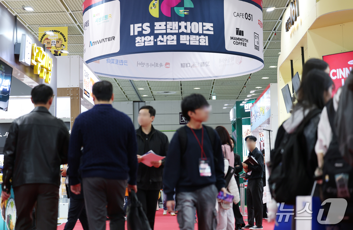 (서울=뉴스1) 오대일 기자 = 22일 서울 강남구 코엑스에서 막을 올린 2026 하반기 IFS 프랜차이즈 창업·산업 박람회에서 방문객들이 전시 부스를 둘러보고 있다. 2026.1 …