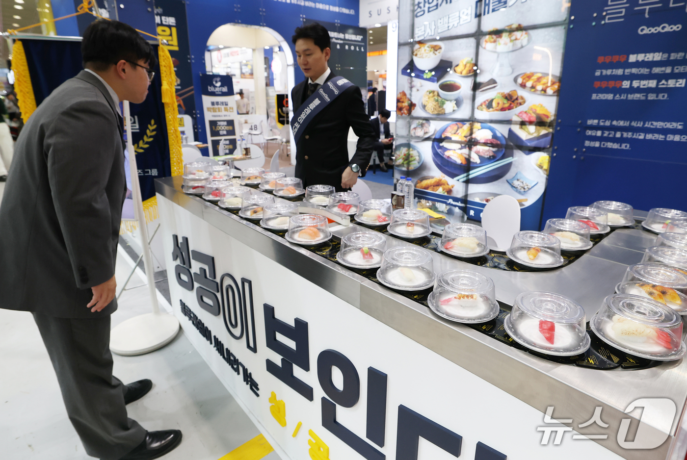 (서울=뉴스1) 오대일 기자 = 22일 서울 강남구 코엑스에서 막을 올린 2026 하반기 IFS 프랜차이즈 창업·산업 박람회에서 방문객들이 전시 부스를 둘러보고 있다. 2026.1 …