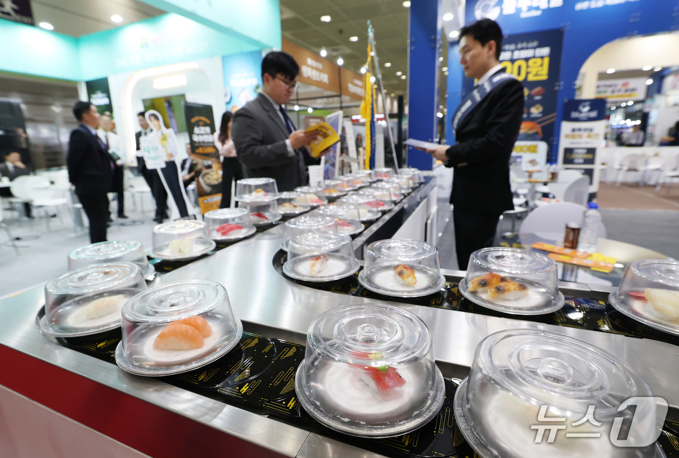 (서울=뉴스1) 오대일 기자 = 22일 서울 강남구 코엑스에서 막을 올린 2026 하반기 IFS 프랜차이즈 창업·산업 박람회에서 방문객들이 전시 부스를 둘러보고 있다. 2026.1 …