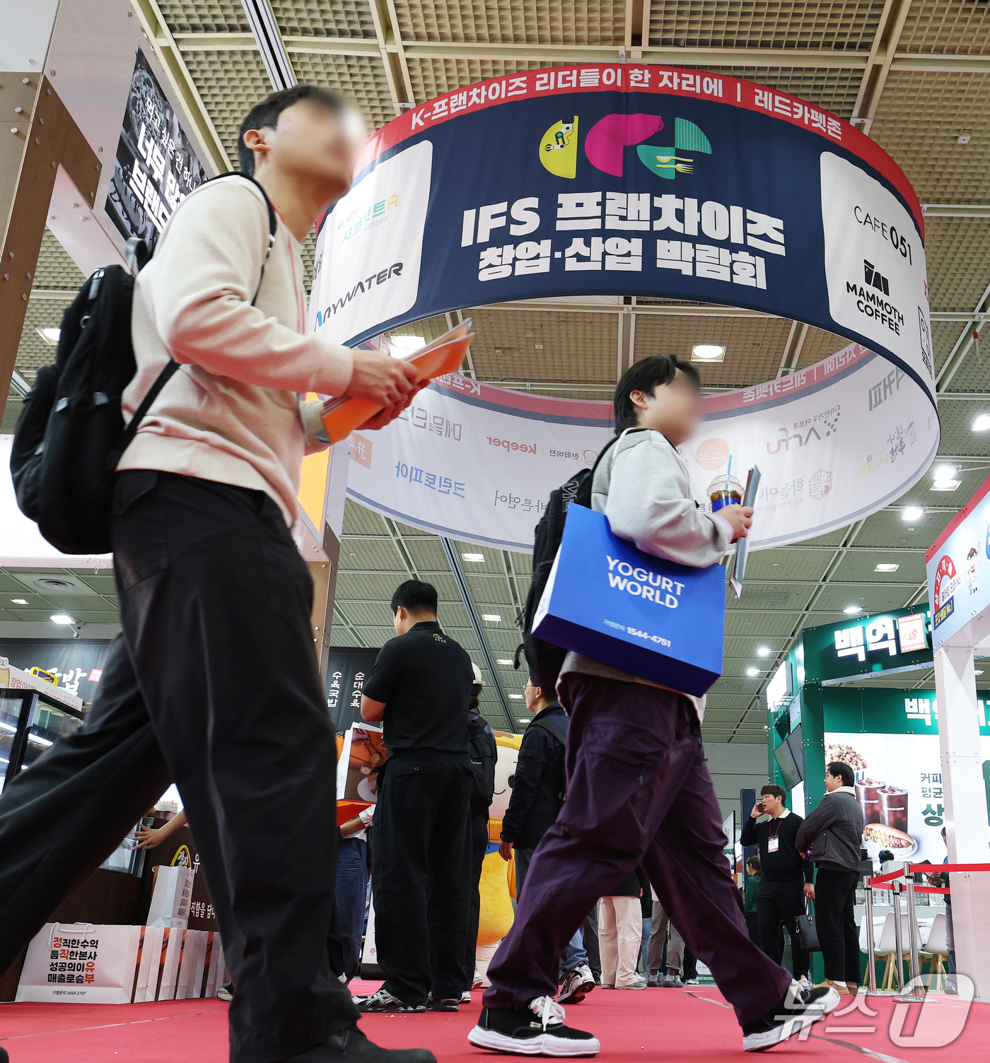 (서울=뉴스1) 오대일 기자 = 22일 서울 강남구 코엑스에서 막을 올린 2026 하반기 IFS 프랜차이즈 창업·산업 박람회에서 방문객들이 전시 부스를 둘러보고 있다. 2026.1 …