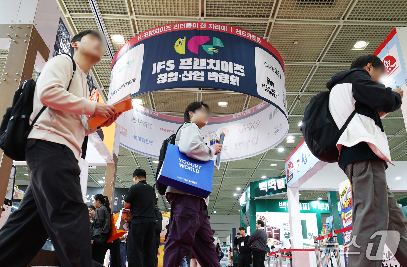 (서울=뉴스1) 오대일 기자 = 22일 서울 강남구 코엑스에서 막을 올린 2026 하반기 IFS 프랜차이즈 창업·산업 박람회에서 방문객들이 전시 부스를 둘러보고 있다. 2026.1 …