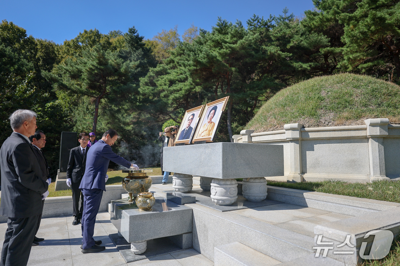 (서울=뉴스1) = 권오을 국가보훈부 장관이 22일 오전 대전시 유성구 국립대전현충원 고 최규하 전 대통령 묘소에서 분향하고 있다. (국가보훈부 제공. 재판매 및 DB 금지) 20 …