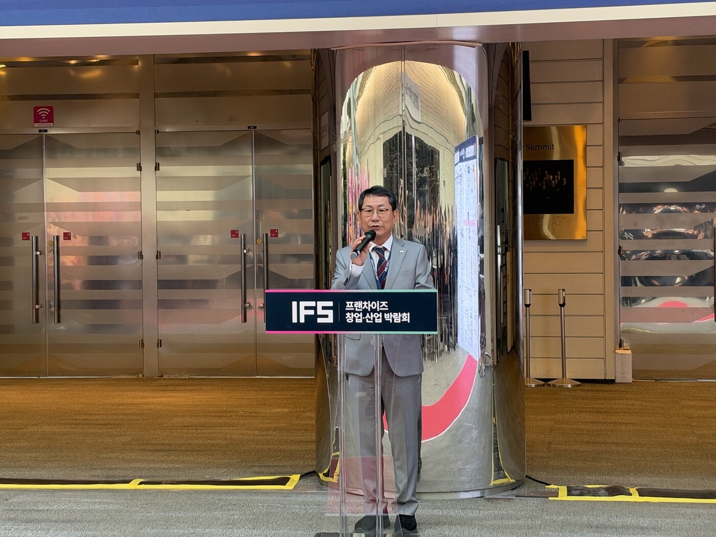 본문 이미지 -  나명석 한국프랜차이즈산업협회장이 22일 'IFS 프랜차이즈 창업박람회' 개막식에서 발언을 하는 모습.