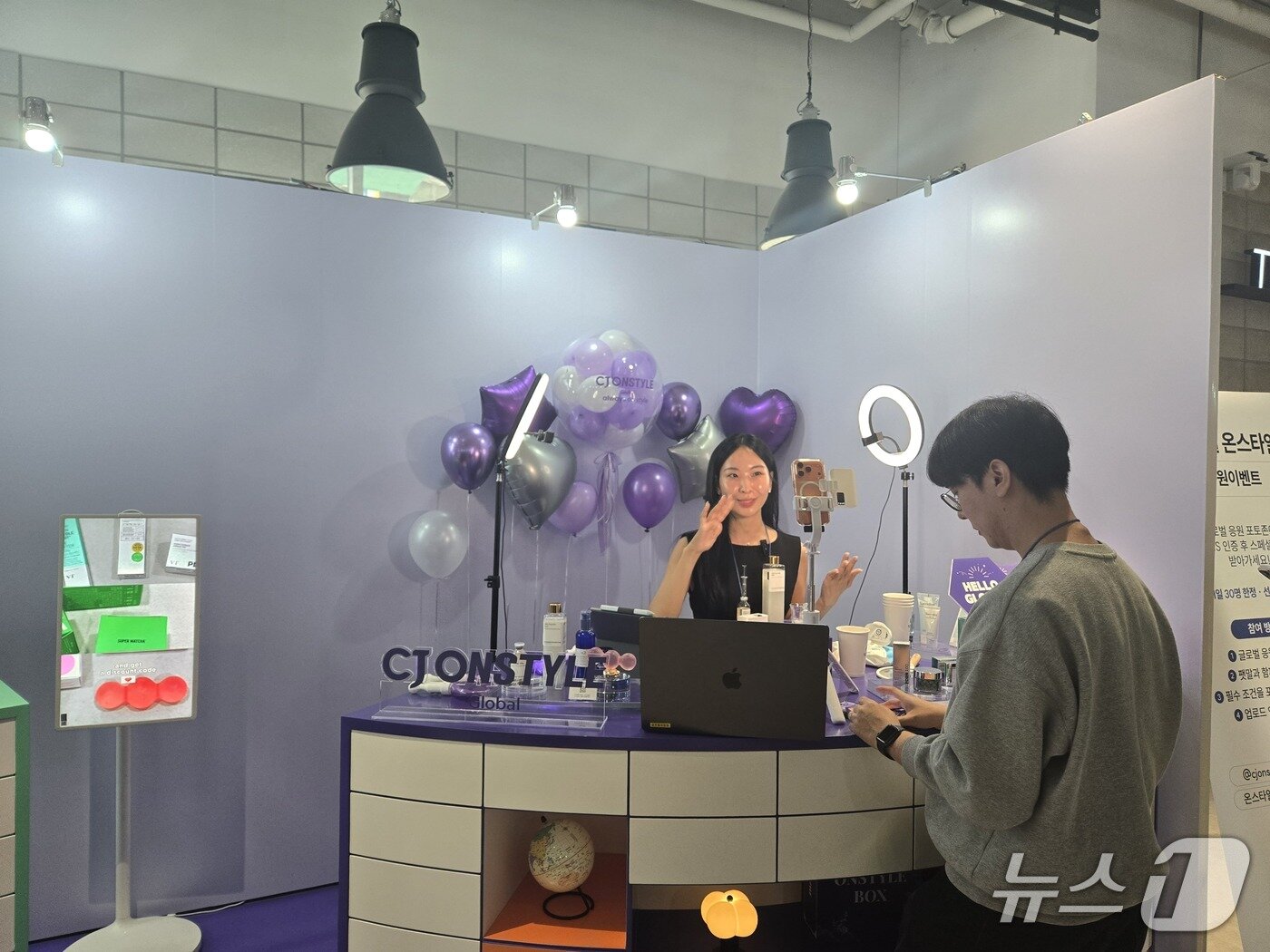 본문 이미지 - 22일 서울 강남구 코엑스에서 열린 '크리에이터 커머스 페스티벌 코리아(CCFK) 2026' 글로벌 온스타일 부스에서 라이브방송 중인 크리에이터 모습. ⓒ 뉴스1 유민주 기자