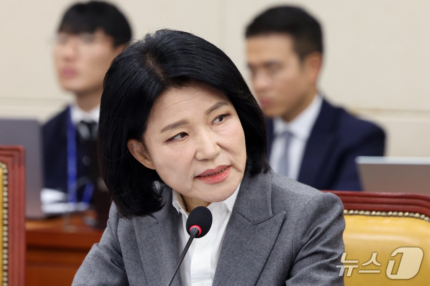 본문 이미지 - 이진숙 국민의힘 의원이 22일 서울 여의도 국회 과학기술정보방송통신위원회에서 열린 방송미디어통신위원회 등에 대한 국정감사 종합감사에서 질의를 하고 있다. 2026.10.22 ⓒ 뉴스1 황기선 기자