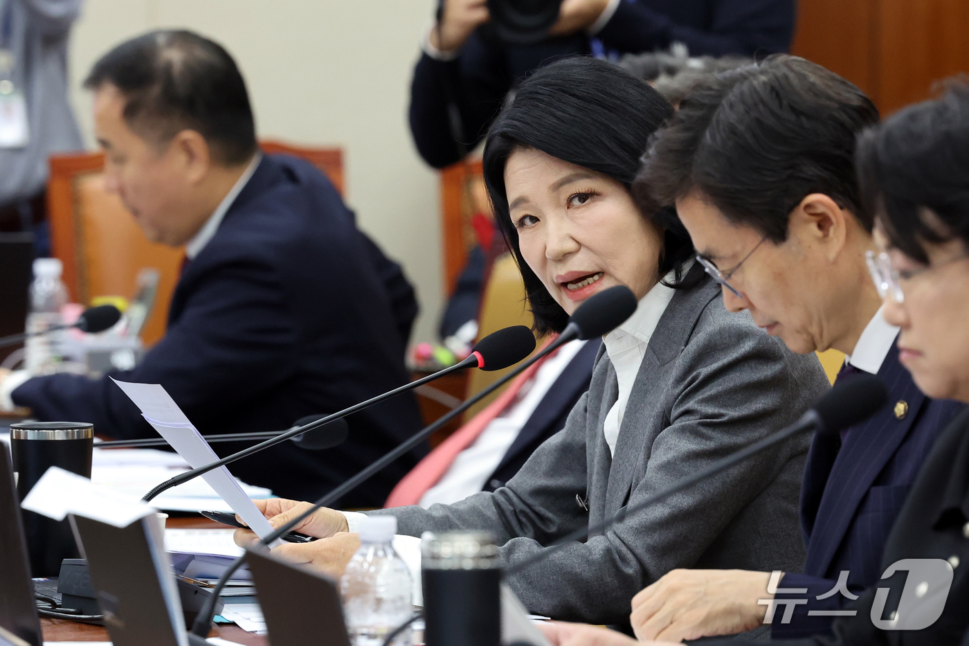 (서울=뉴스1) 황기선 기자 = 이진숙 국민의힘 의원이 22일 서울 여의도 국회 과학기술정보방송통신위원회에서 열린 방송미디어통신위원회 등에 대한 국정감사 종합감사에서 질의를 하고 …