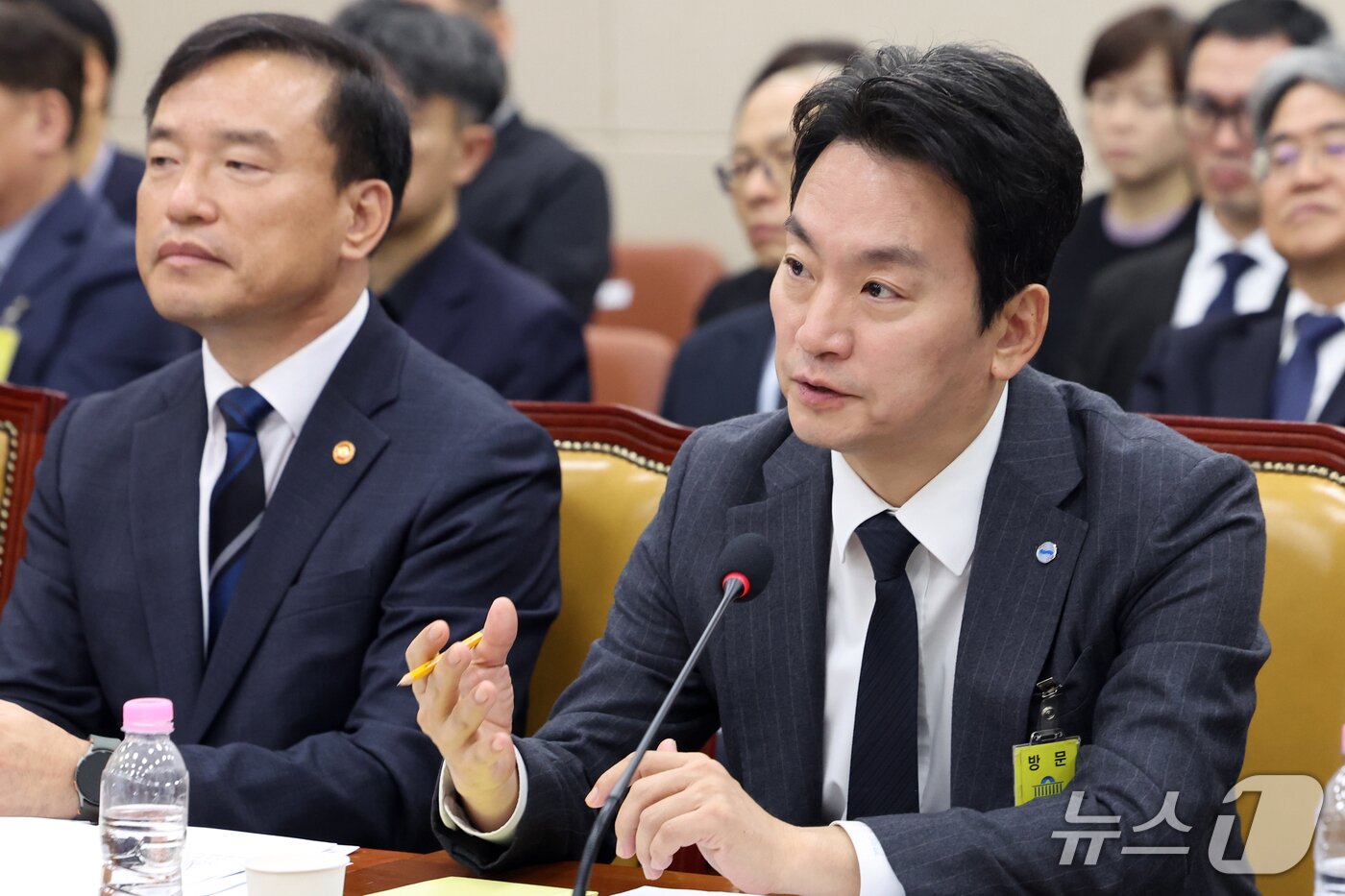 본문 이미지 - 박장범 한국방송공사(KBS) 사장이 22일 서울 여의도 국회 과학기술정보방송통신위원회에서 열린 방송미디어통신위원회 등에 대한 국정감사 종합감사에서 의원 질의에 답하고 있다. 2026.10.22 ⓒ 뉴스1 황기선 기자