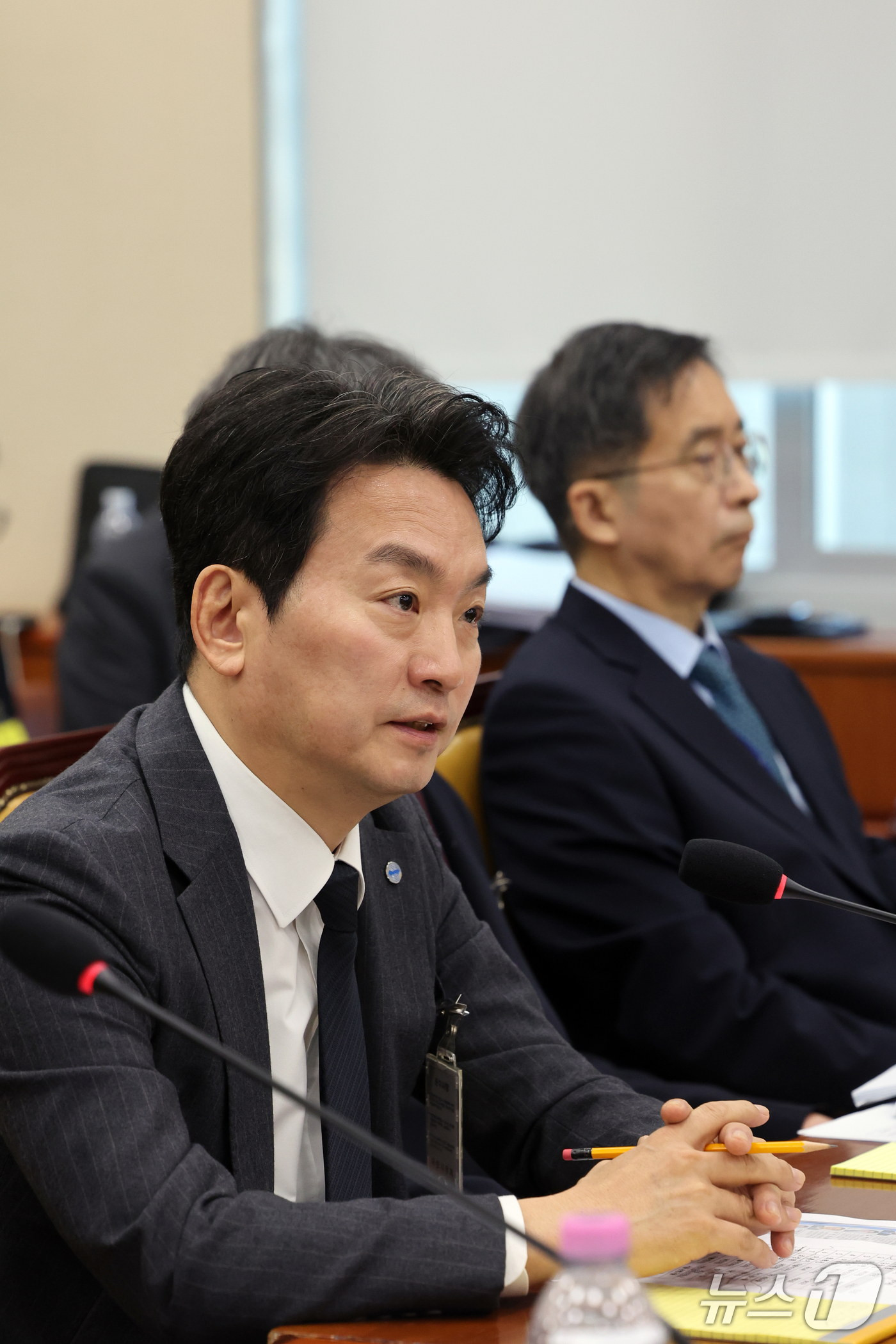 (서울=뉴스1) 황기선 기자 = 박장범 한국방송공사(KBS) 사장이 22일 서울 여의도 국회 과학기술정보방송통신위원회에서 열린 방송미디어통신위원회 등에 대한 국정감사 종합감사에서 …