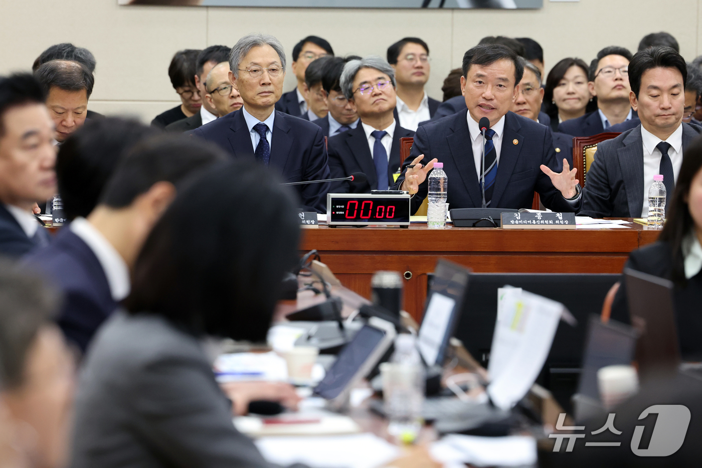 (서울=뉴스1) 황기선 기자 = 김종철 방송미디어통신위원장이 22일 서울 여의도 국회 과학기술정보방송통신위원회에서 열린 방송미디어통신위원회 등에 대한 국정감사 종합감사서 의원 질의 …