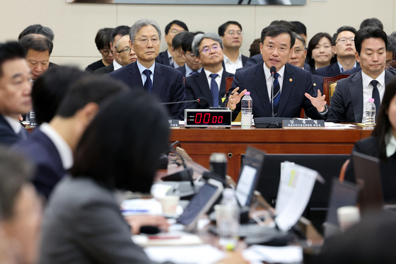 [국감] 답변하는 김종철 방미통위원장