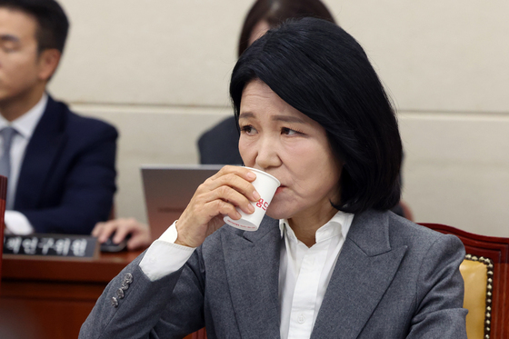 [국감] 물 마시는 이진숙 의원
