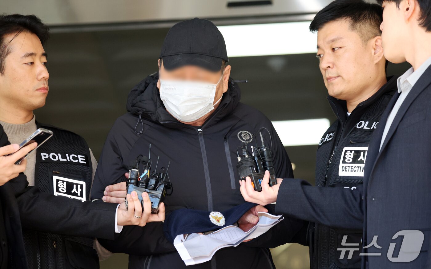 본문 이미지 - 22일 오후 서울 강남구 수서경찰서에서 '역삼동 70대 연쇄방화범' 피의자가 구속영장심사를 받기 위해 경찰서를 나서고 있다. 2026.10.22 ⓒ 뉴스1 김명섭 기자