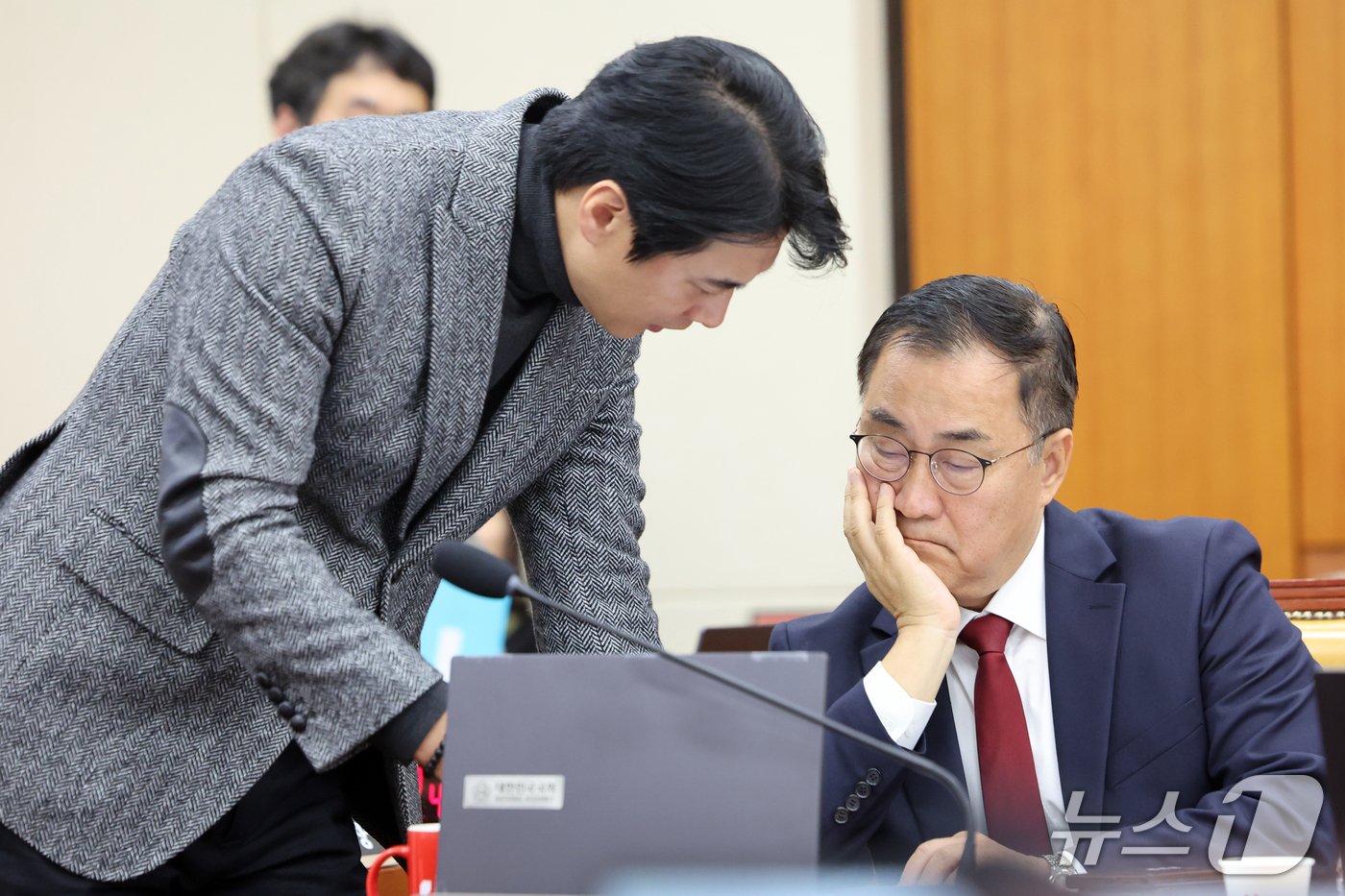 (서울=뉴스1) 황기선 기자 = 국회 과방위 한준호 더불어민주당 간사와 최형두 국민의힘 간사가 22일 서울 여의도 국회 과학기술정보방송통신위원회에서 열린 방송미디어통신위원회 등에 …