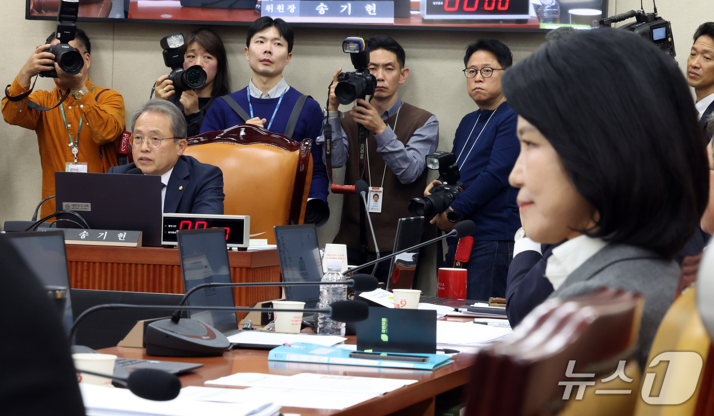 (서울=뉴스1) 황기선 기자 = 송기헌 과방위원장이 22일 서울 여의도 국회 과학기술정보방송통신위원회에서 열린 방송미디어통신위원회 등에 대한 국정감사 종합감사에서 발언을 하고 있다 …
