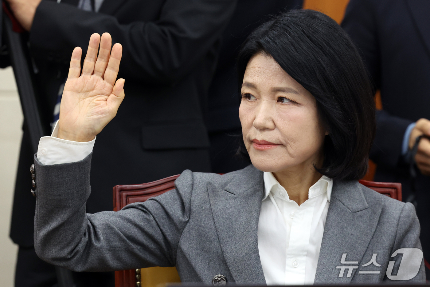 (서울=뉴스1) 황기선 기자 = 이진숙 국민의힘 의원이 22일 서울 여의도 국회 과학기술정보방송통신위원회에서 열린 방송미디어통신위원회 등에 대한 국정감사 종합감사에서 발언 신청을 …