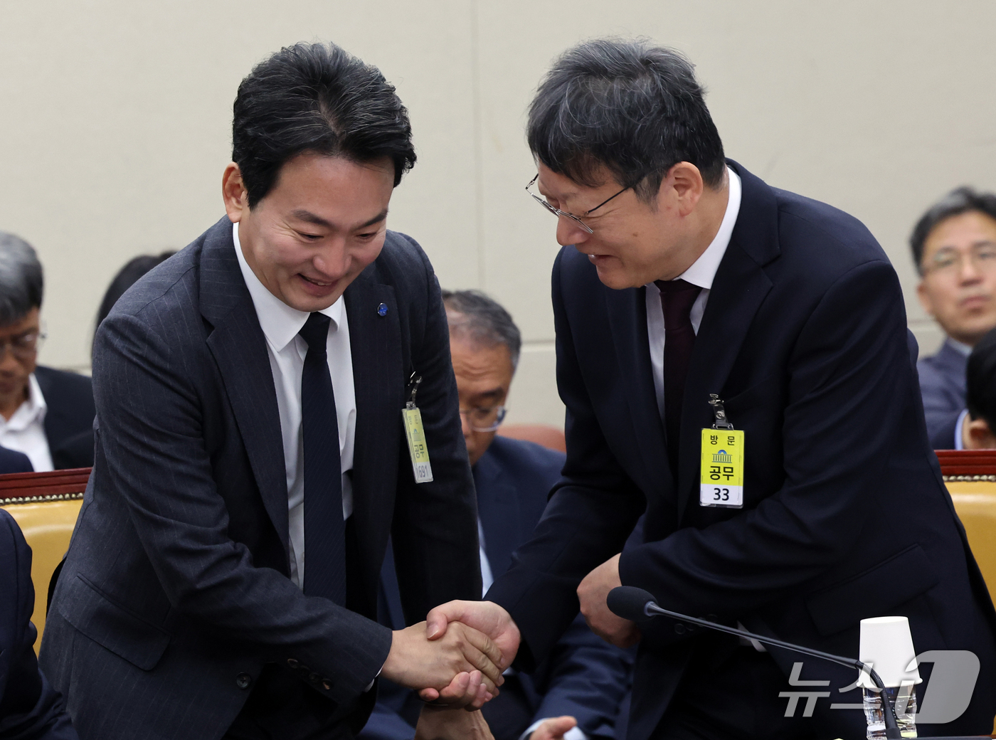 (서울=뉴스1) 황기선 기자 = 박장범 한국방송공사(KBS) 사장과 김유열 한국교육방송공사(EBS) 사장이 22일 서울 여의도 국회 과학기술정보방송통신위원회에서 열린 방송미디어통신 …
