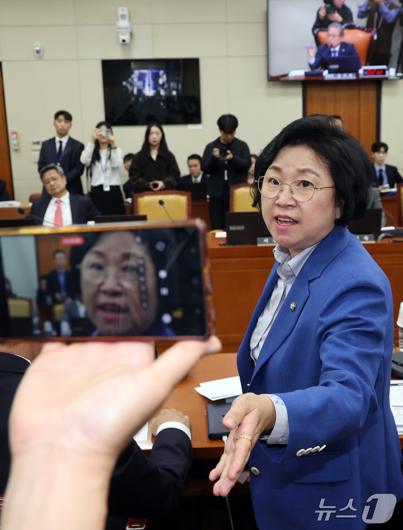 (서울=뉴스1) 황기선 기자 = 김현 더불어민주당 의원이 22일 서울 여의도 국회 과학기술정보방송통신위원회에서 열린 방송미디어통신위원회 등에 대한 국정감사 종합감사에서 본인 뒤에서 …