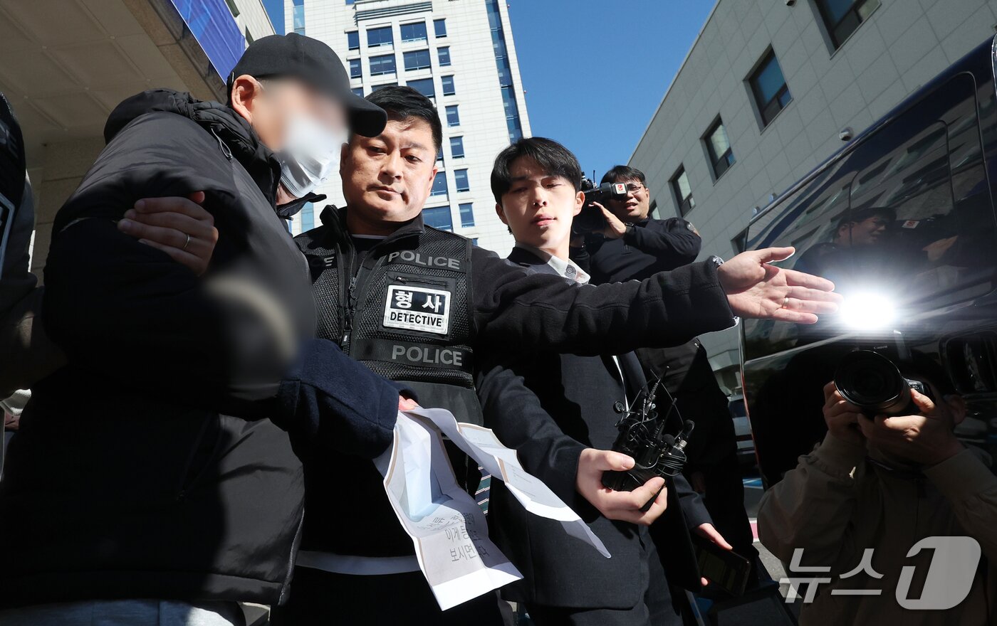 본문 이미지 - 22일 오후 서울 강남구 수서경찰서에서 '역삼동 70대 연쇄방화범' 피의자가 구속영장심사를 받기 위해 경찰서를 나서고 있다. 2026.10.22 ⓒ 뉴스1 김명섭 기자