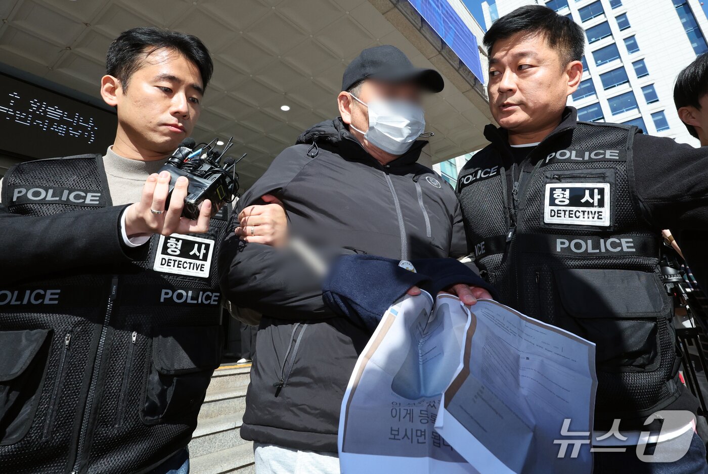 본문 이미지 - 22일 오후 서울 강남구 수서경찰서에서 '역삼동 70대 연쇄방화범' 피의자가 구속영장심사를 받기 위해 경찰서를 나서고 있다. 2026.10.22 ⓒ 뉴스1 김명섭 기자