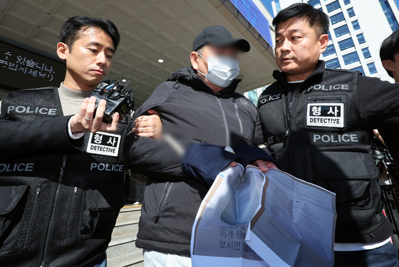 70대 연쇄방화 피의자, 구속영장심사 받으러 이동