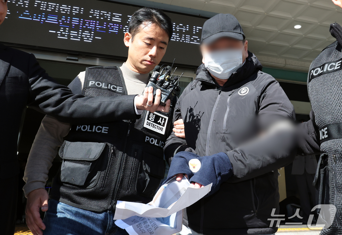 (서울=뉴스1) 김명섭 기자 = 22일 오후 서울 강남구 수서경찰서에서 '역삼동 70대 연쇄방화범' 피의자가 구속영장심사를 받기 위해 경찰서를 나서고 있다.  2026.10.22/ …