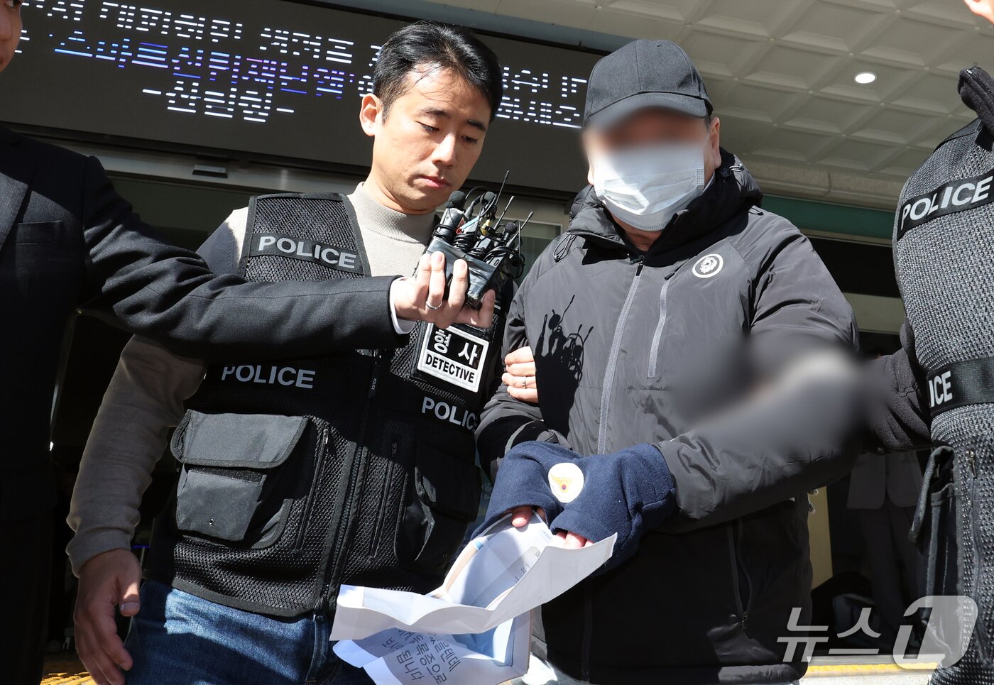 본문 이미지 - 22일 오후 서울 강남구 수서경찰서에서 '역삼동 70대 연쇄방화범' 피의자가 구속영장심사를 받기 위해 경찰서를 나서고 있다. 2026.10.22 ⓒ 뉴스1 김명섭 기자