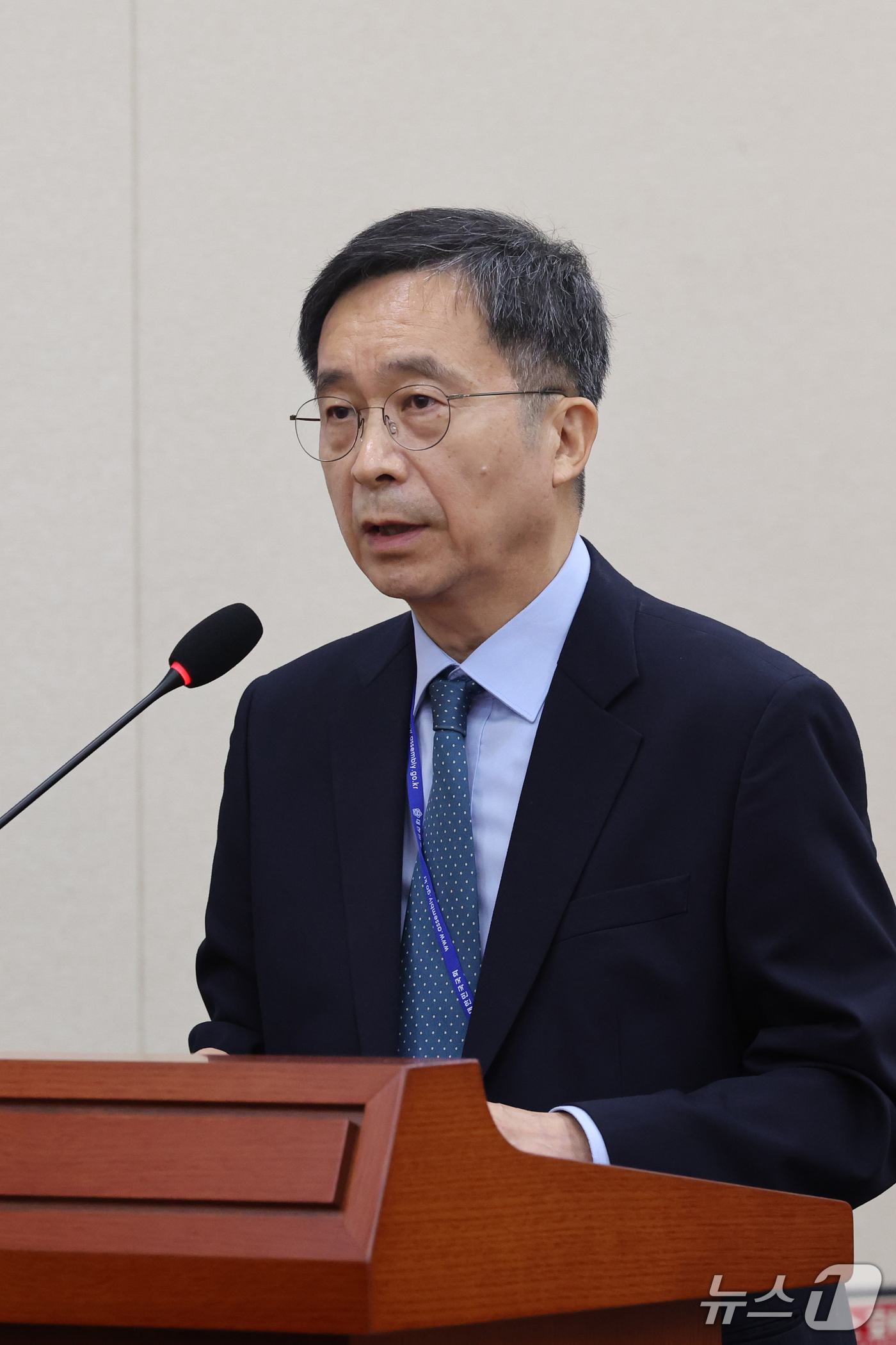 (서울=뉴스1) 황기선 기자 = 강형철 방송문화진흥회 이사장이 22일 서울 여의도 국회 과학기술정보방송통신위원회에서 열린 방송미디어통신위원회 등에 대한 국정감사 종합감사서 의원 질 …