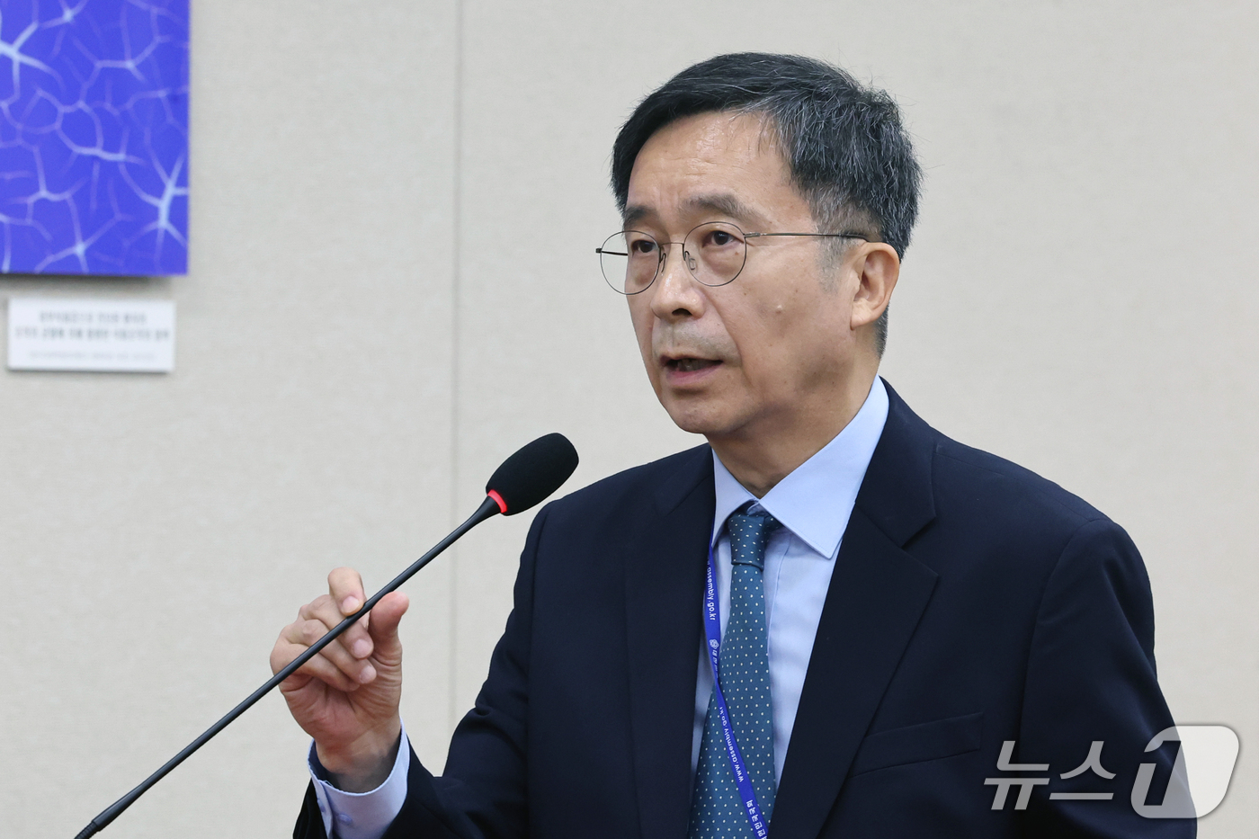 (서울=뉴스1) 황기선 기자 = 강형철 방송문화진흥회 이사장이 22일 서울 여의도 국회 과학기술정보방송통신위원회에서 열린 방송미디어통신위원회 등에 대한 국정감사 종합감사서 의원 질 …
