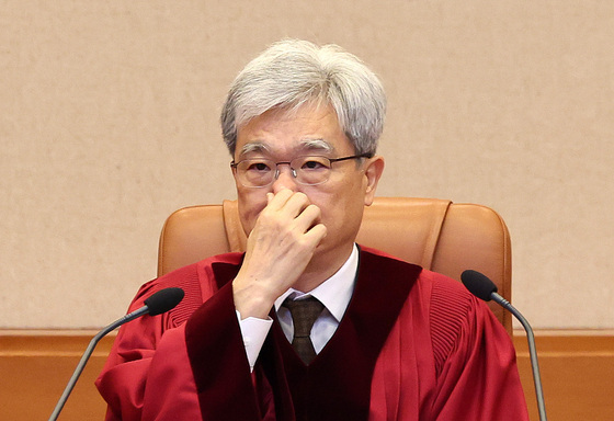 선고 위해 자리한 김상환 헌재소장
