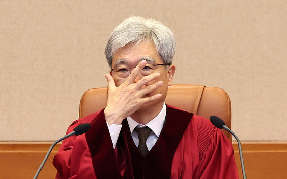 안경 고쳐쓰는 김상환 헌재소장