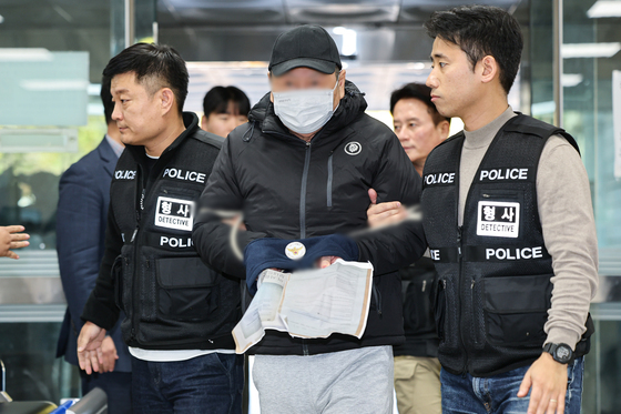 연쇄방화 혐의 70대 피의자, 구속영장심사 출석