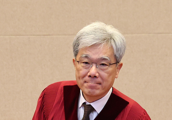 입장하는 김상환 헌법재판소장