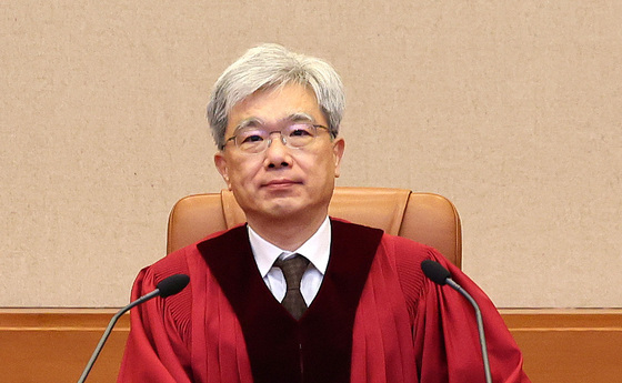 선고 위해 자리한 김상환 헌재소장