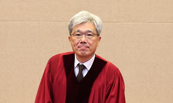 대심판정 들어서는 김상환 헌법재판소장