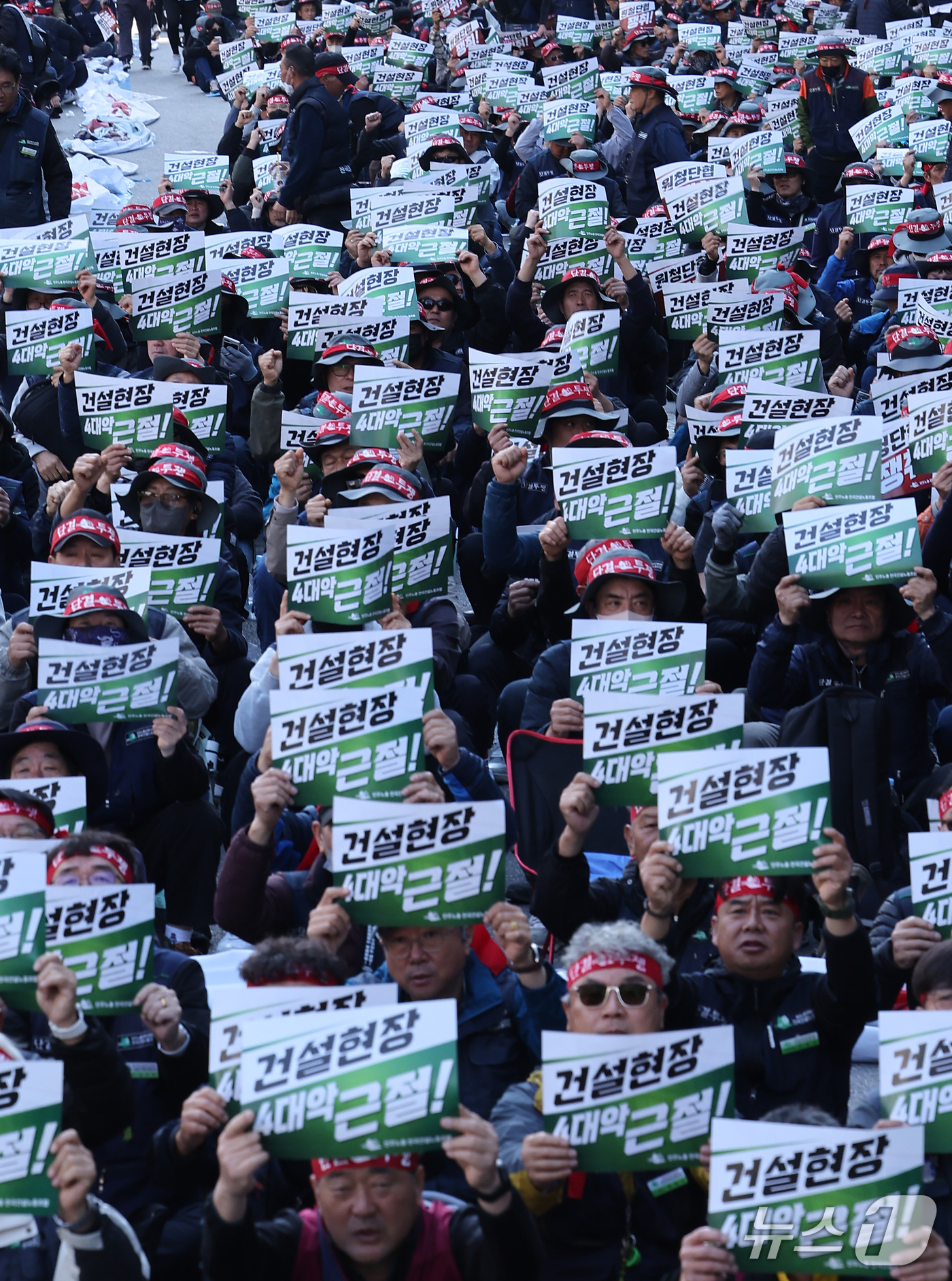 (서울=뉴스1) 김성진 기자 = 민주노총 전국건설노조 조합원들이 22일 서울 중구 서울시청 인근에서 10.22 원청단협 쟁취 총력상경투쟁 집회를 하고 있다. 2026.10.22/뉴 …