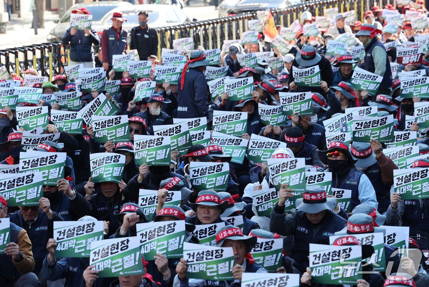 (서울=뉴스1) 김성진 기자 = 민주노총 전국건설노조 조합원들이 22일 서울 중구 서울시청 인근에서 10.22 원청단협 쟁취 총력상경투쟁 집회를 하고 있다. 2026.10.22/뉴 …